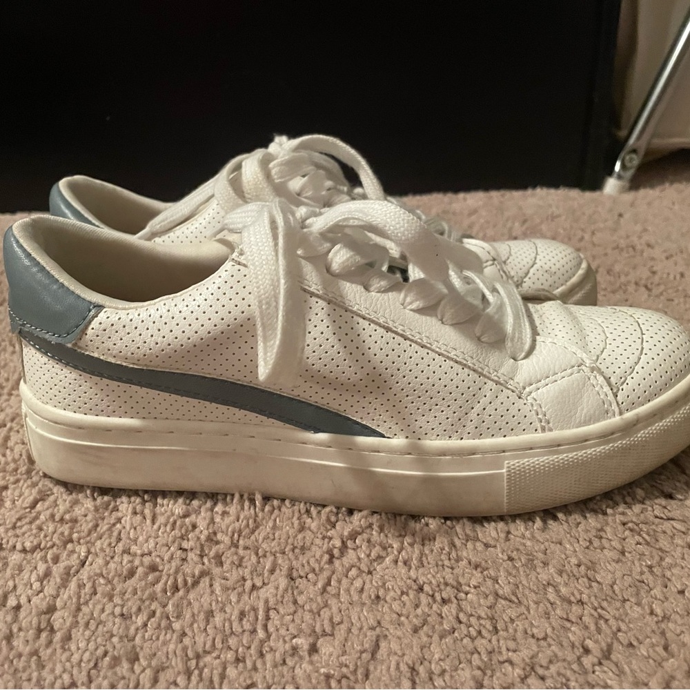 Universal Threads sneakers Sz 6 -white /blue